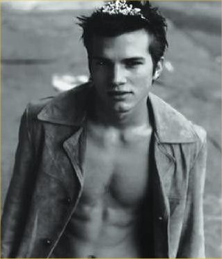 Ashton Kutcher Biography